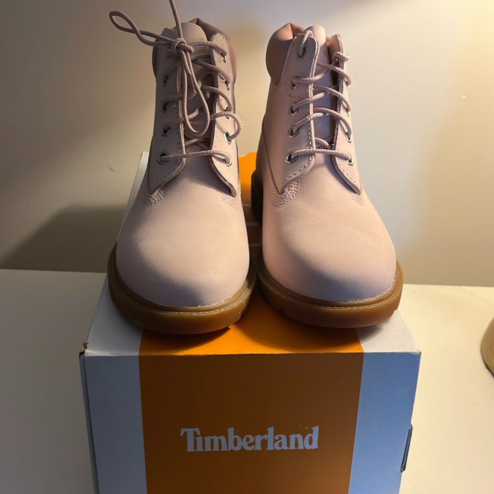 Timberland classic 6” Waterproof boot NEW  light pink nubuck leather. Youth 3 M